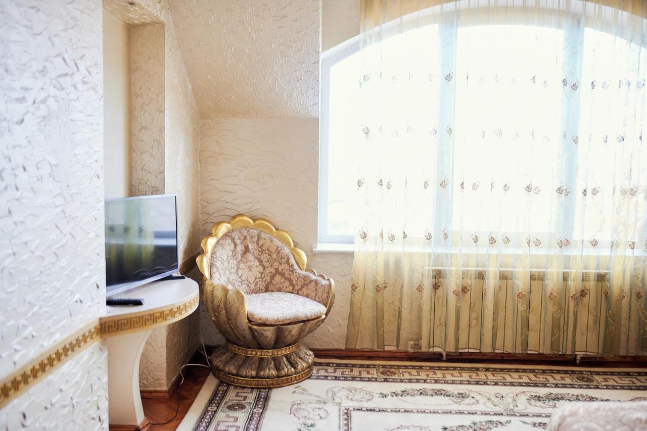 Hotel EZIO Chişinǎu Buitenkant foto