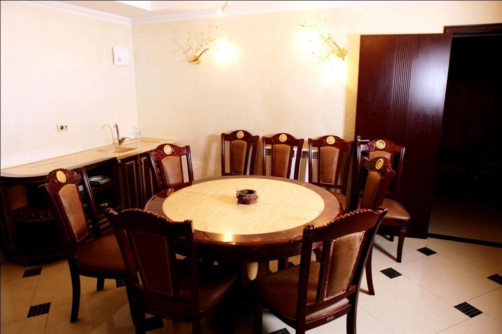 Hotel EZIO Chişinǎu Buitenkant foto