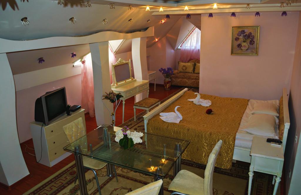 Hotel EZIO Chişinǎu Buitenkant foto