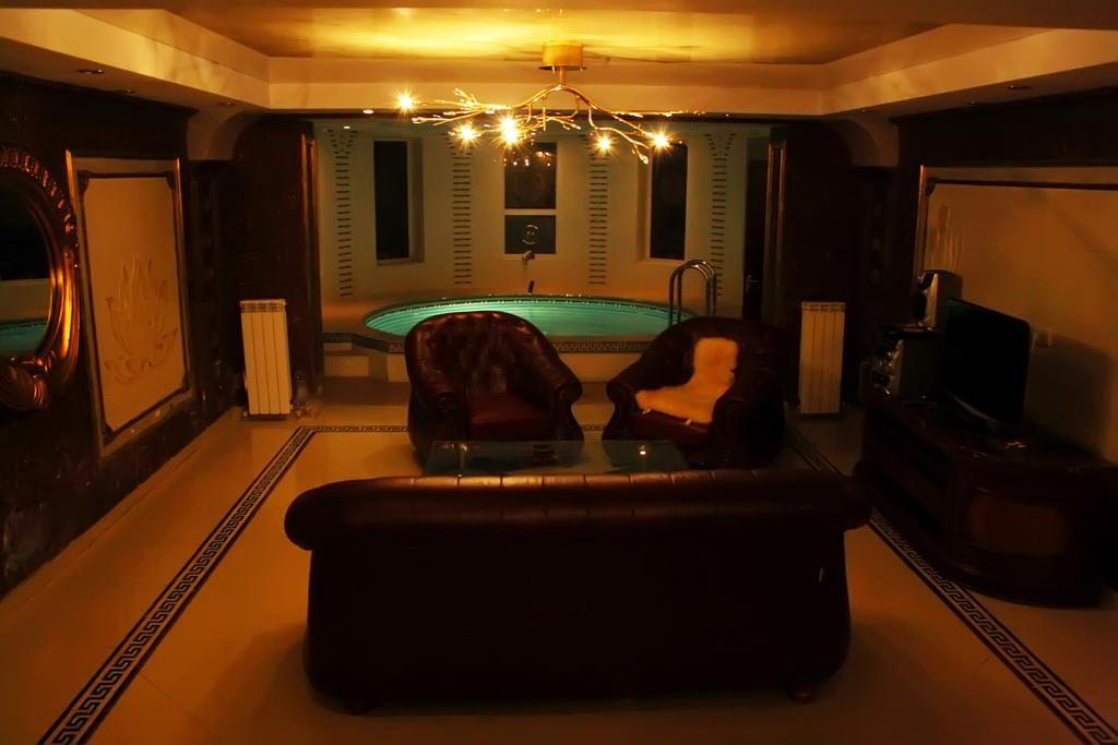 Hotel EZIO Chişinǎu Buitenkant foto