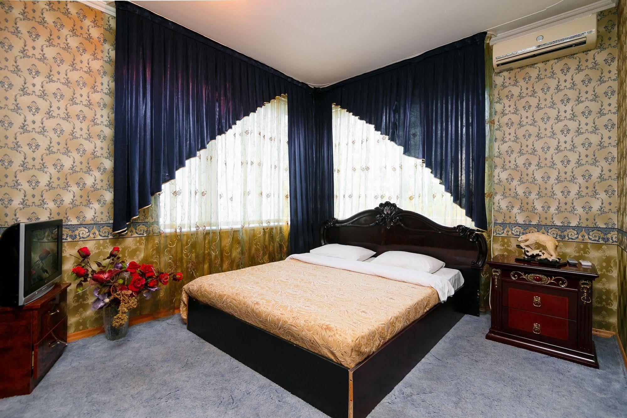 Hotel EZIO Chişinǎu Buitenkant foto
