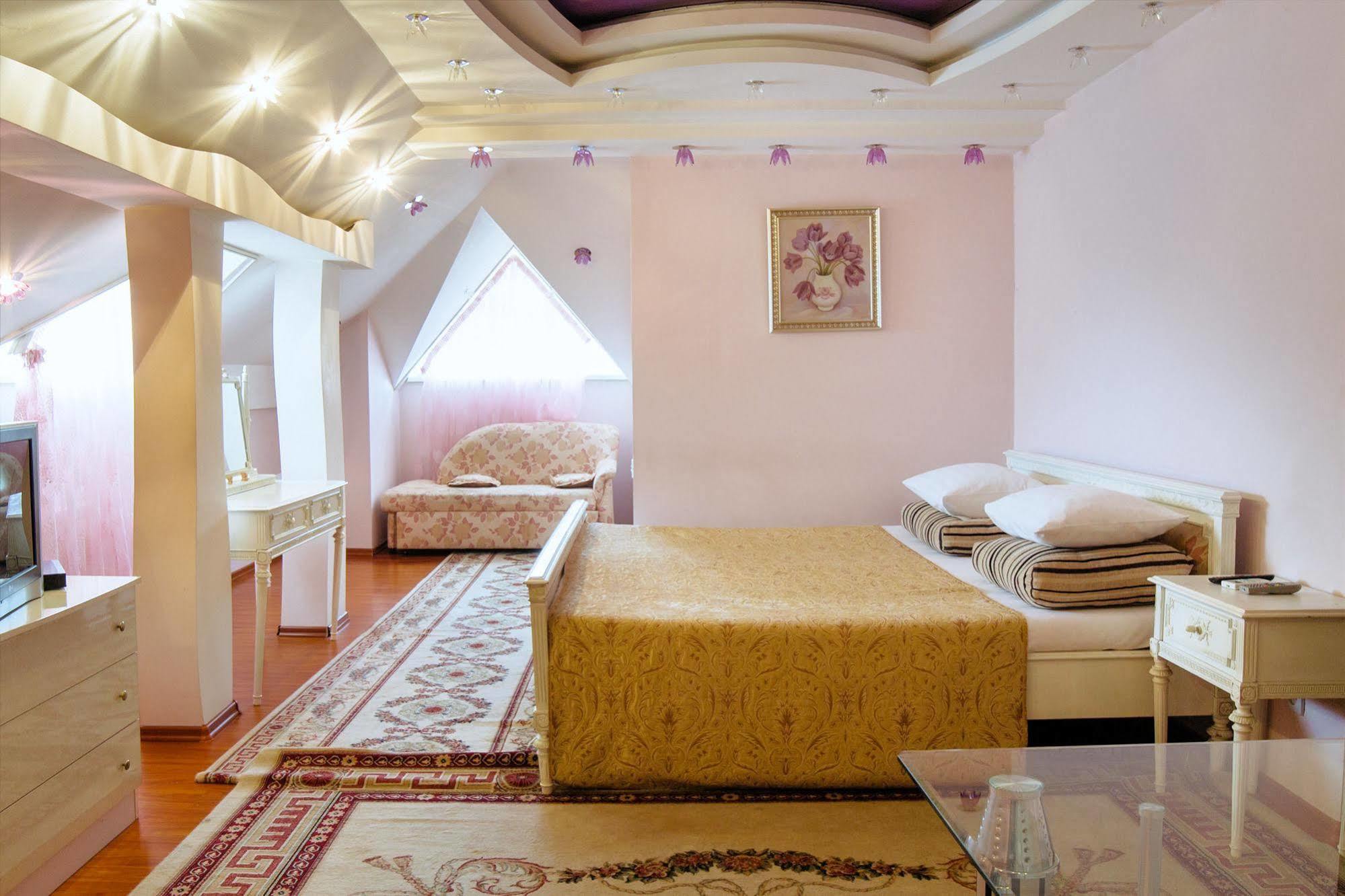 Hotel EZIO Chişinǎu Buitenkant foto