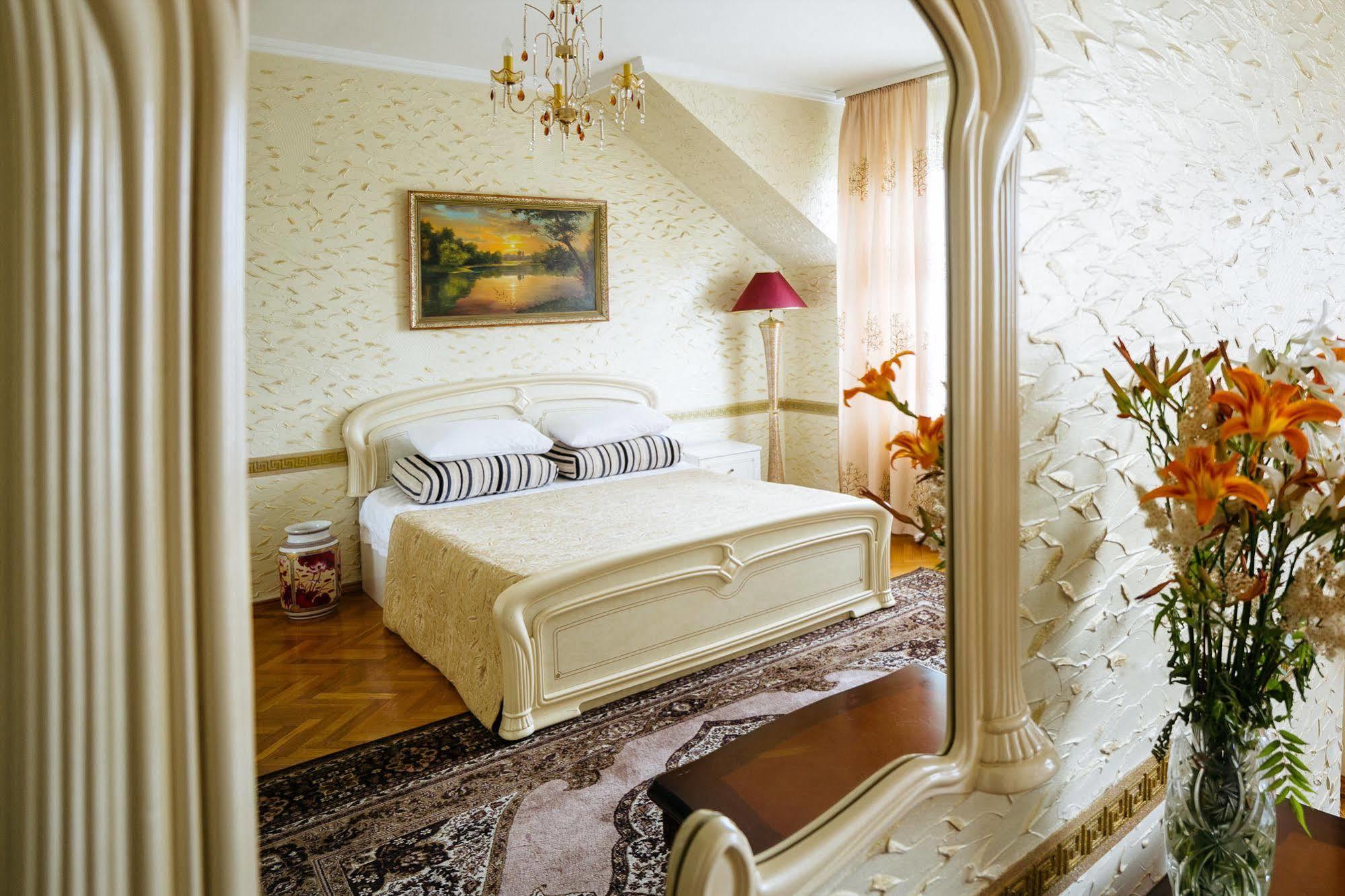 Hotel EZIO Chişinǎu Buitenkant foto