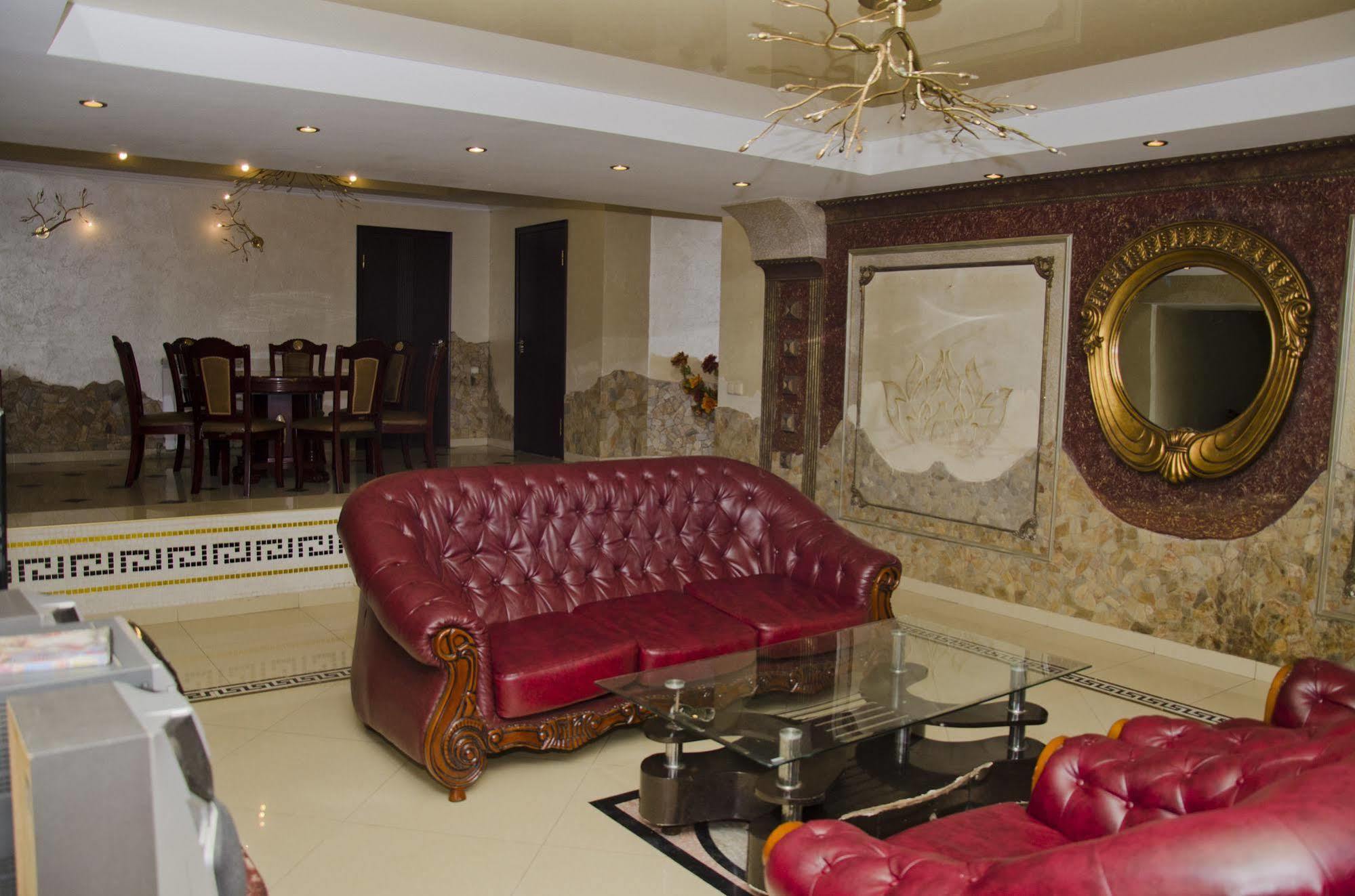Hotel EZIO Chişinǎu Buitenkant foto